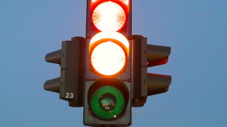 A Conversation between an Amber Traffic Light and an Amber Gambler *